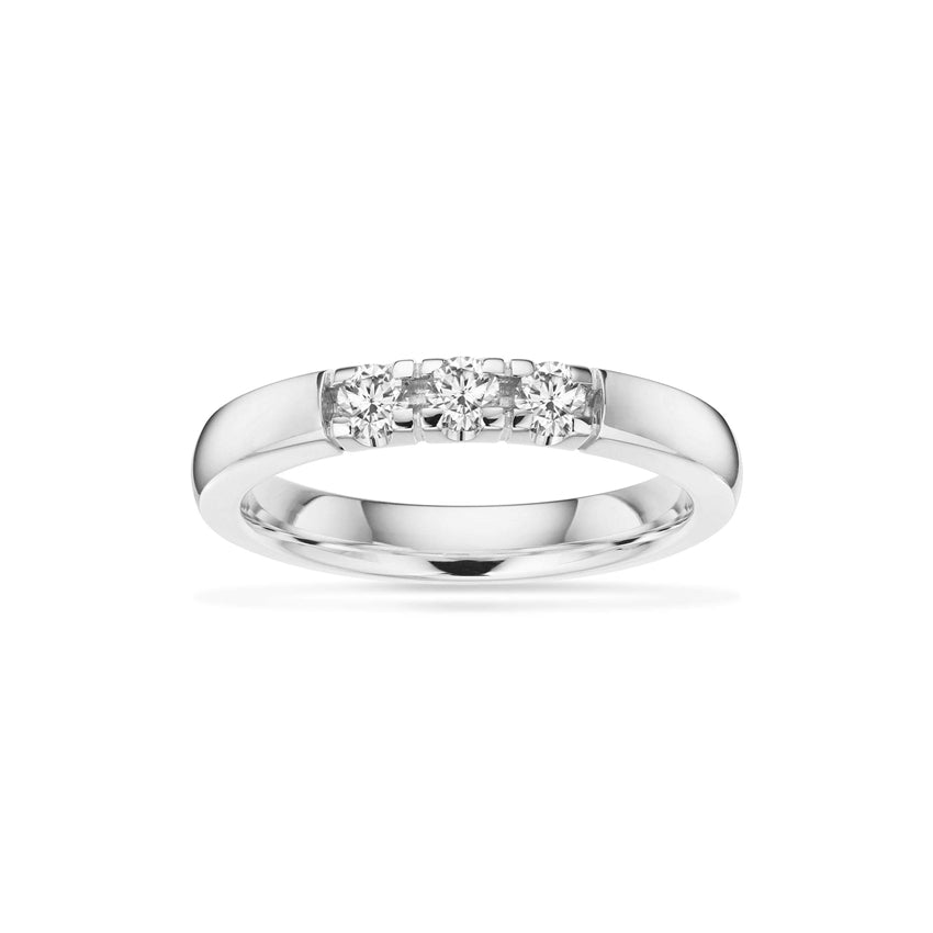 Scrouples Grace alliancering i 14 kt hvidguld med 0,21 ct diamanter – klassisk ring med tre diamanter.