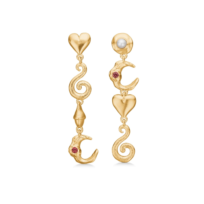 Cascade ørehængere fra Studio Z i 18 karat forgyldt sølv med kulturperle og rød zirkonia, 40 mm