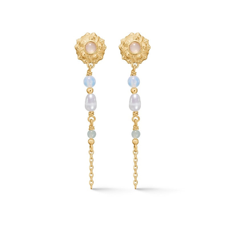 Urchin Elegance øreringe fra Studio Z i 14 kt forgyldt sølv med ferskvandsperler og zirkonia.