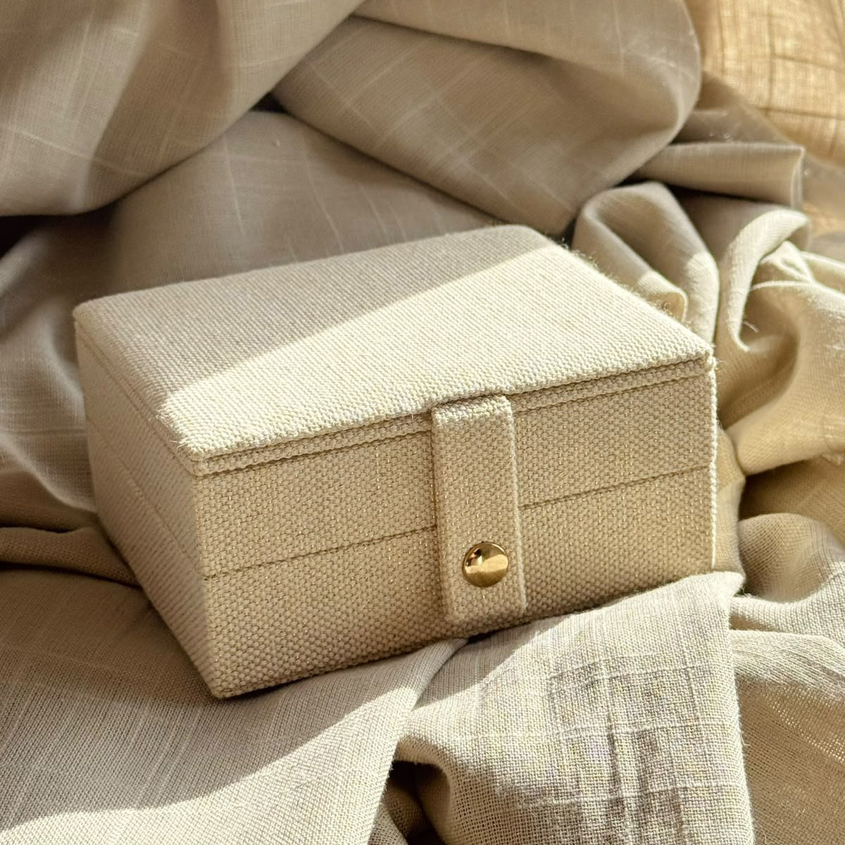 Aqua Dulce smykkeskrin medium i sandfarvet stof med låg og guldknap – Jewellery Box Medium.