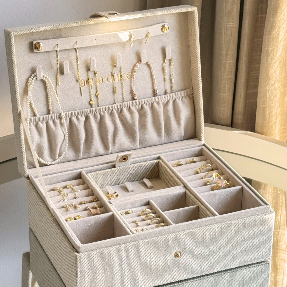 Jewellery Box Big smykkeskrin i sand fra Aqua Dulce – stort smykkeskrin med flere rum og blødt stof.
