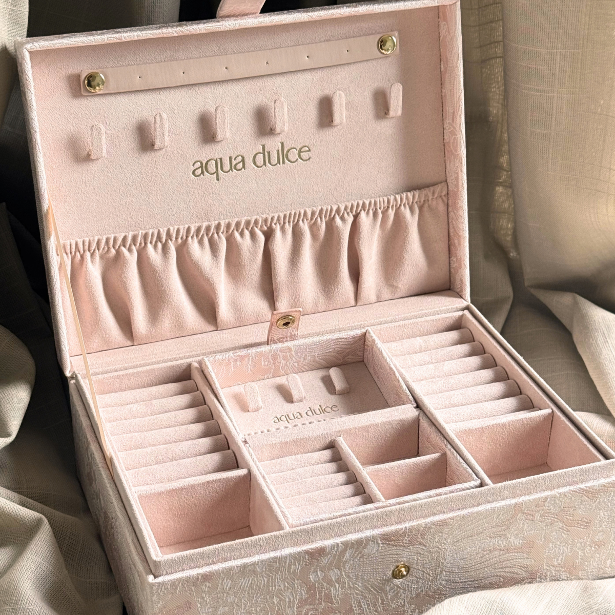 Aqua Dulce stort smykkeskrin i rosa fra Aqua Dulce med flere rum og rejse-skrin.
