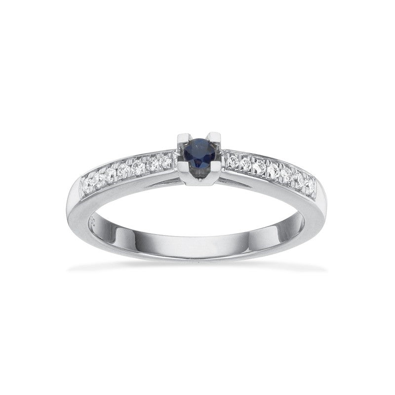 Kleopatra Queen ring i 14 karat hvidguld med blå safir og 0,12 ct diamanter fra Kleopatra.