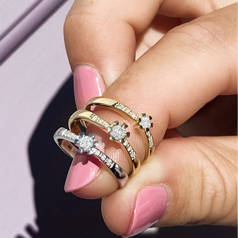 Scrouples Vida Darling ring i 14 karat guld med brillanter – nærbillede af sten