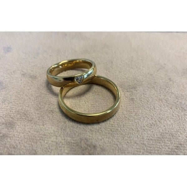 Romantiske Scrouples vielsesringe i 8 eller 14 karat guld med 0,03 ct diamanter i hjerteform