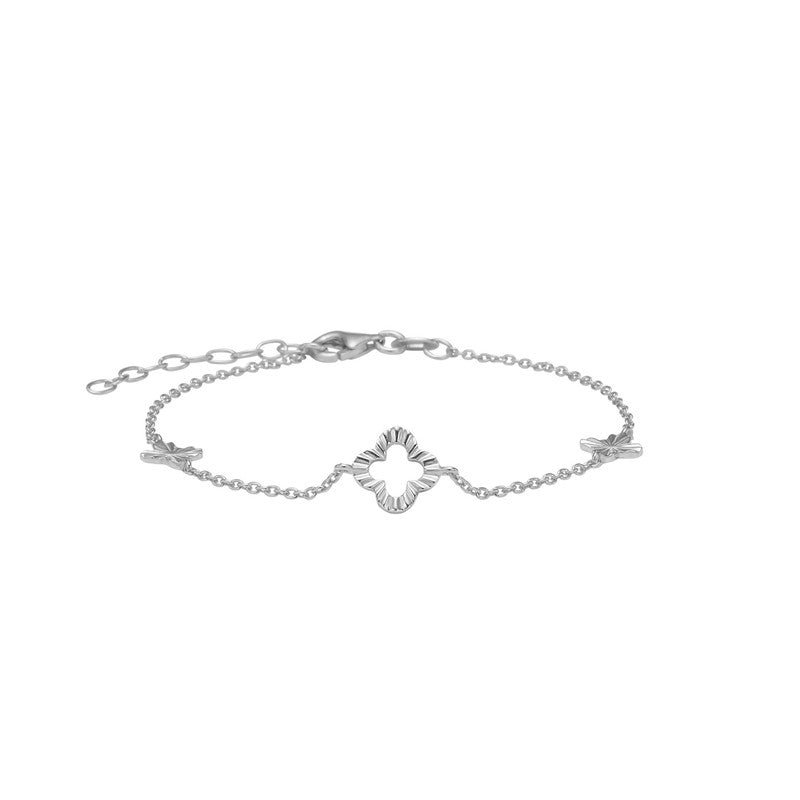 Nordahl Andersen CLOVERA52 armbånd i sølv med riflede firkløver- og bladdetaljer, justerbar 17–20 cm.