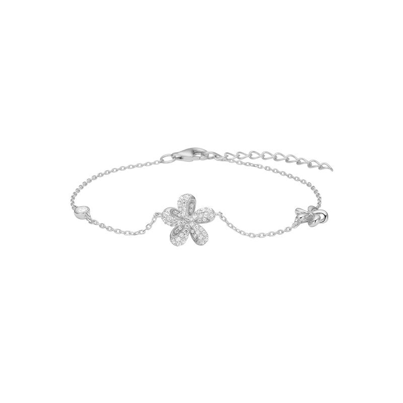 Joanli Nor SAKURANOR armbånd i rhodineret 925 sterlingsølv med zirkonia og blomstervedhæng, justerbart 17–20 cm.
