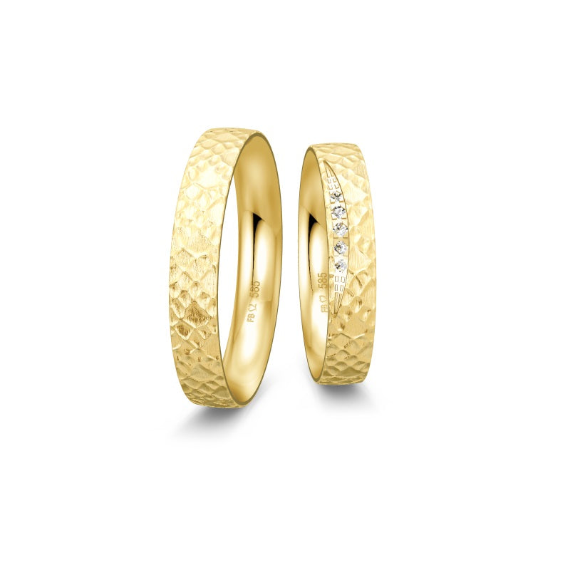 Breuning Renaissance vielsesring i 8 eller 14 karat guld med hammered overflade og 5 diamanter på 0,032 ct.