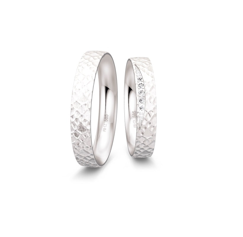 Breuning Renaissance vielsesringe i 9 eller 14 karat hvidguld med hamret overflade og 5 diamanter (0,032 ct).