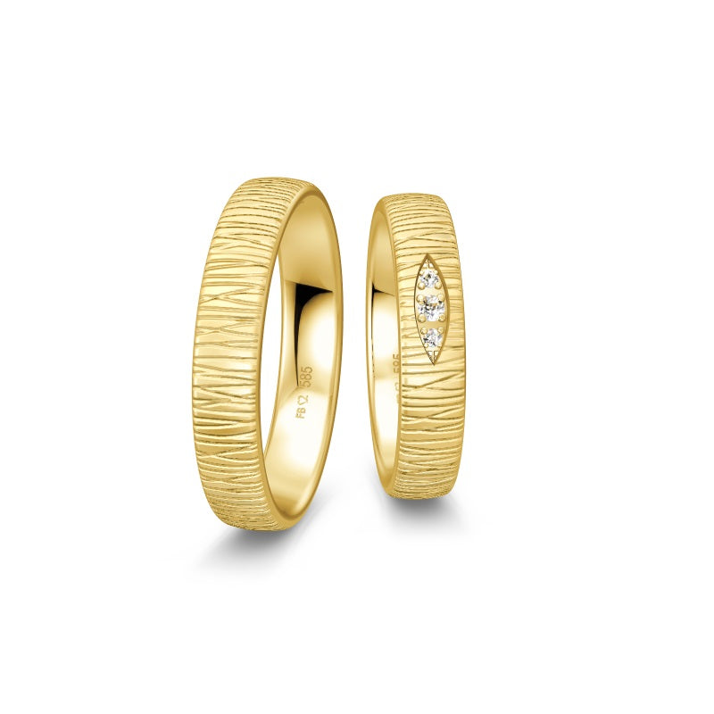 Breuning Renaissance vielsesring i 8 eller 14 karat guld med 3 diamanter i mønster på 4,5 mm bredde.