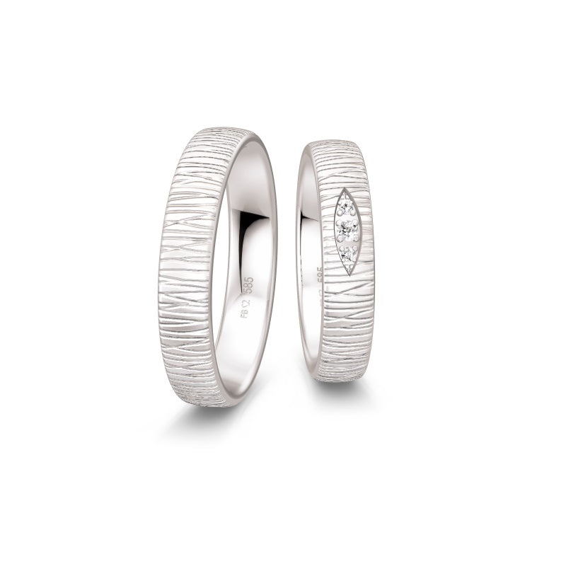 Breuning Renaissance vielsesring i 9 eller 14 karat hvidguld med 3 diamanter (0,07 ct) og mønstret overflade.