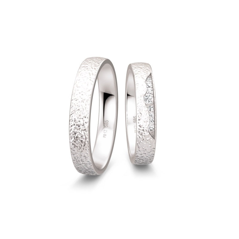 Breuning Renaissance vielsesringe i 9 eller 14 karat hvidguld med 8 diamanter (0,089 ct) – tekstureret overflade.