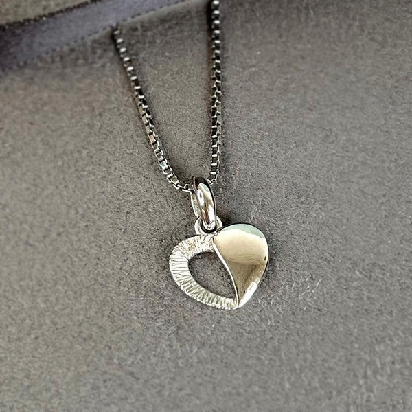 Scrouples hjertevedhæng i 14 kt hvidguld med sølvkæde 42 cm
