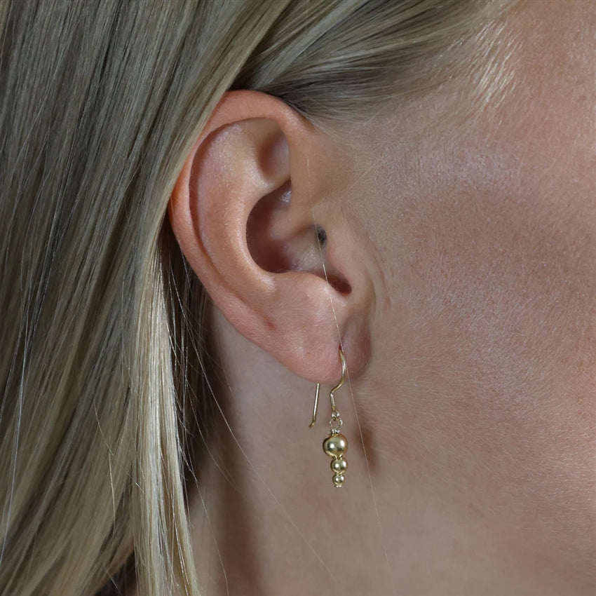 Aagaard øreringe i 8 karat guld med kuglevedhæng