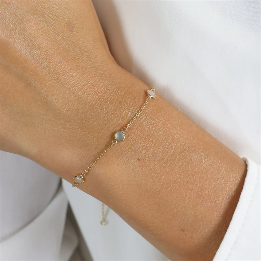 Aagaard armbånd i 8 kt guld med pink og blå agater