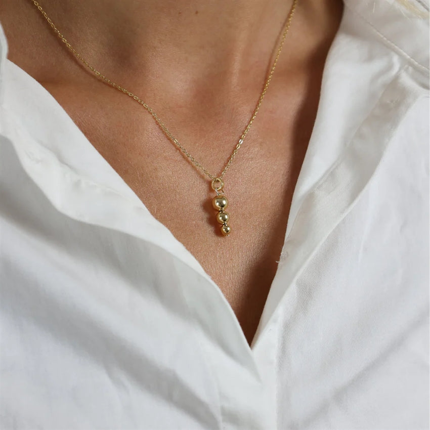 Aagaard vedhæng i 8 kt guld med kuglemotiv og forgyldt kæde 45 cm