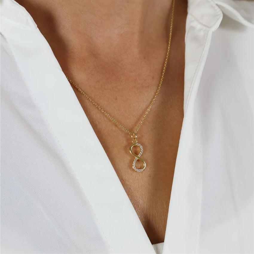 Aagaard vedhæng i 8 kt guld med evighedstegn og zirkonia, 18 mm, inkl. forgyldt kæde 45 cm