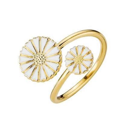 Lund Copenhagen margueritring i forgyldt sølv med 2 hvide margueritblomster i forskellige størrelser.