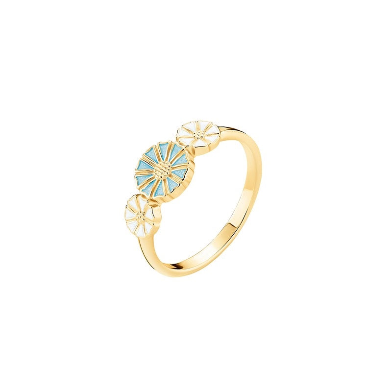 Marguerit ring i 24 karat forgyldt sterlingsølv med blå og hvid emalje fra Lund Copenhagen.