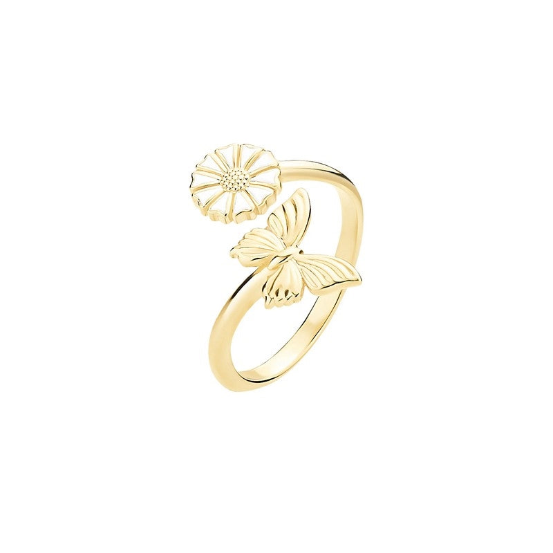 Marguerit ring i forgyldt sterlingsølv med hvid emalje og sommerfugl fra Lund Copenhagen.