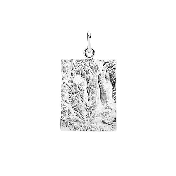 Rektangulært sølvvedhæng til mænd 24 x 18 mm fra Lund Copenhagen med rustikt og maskulint design.