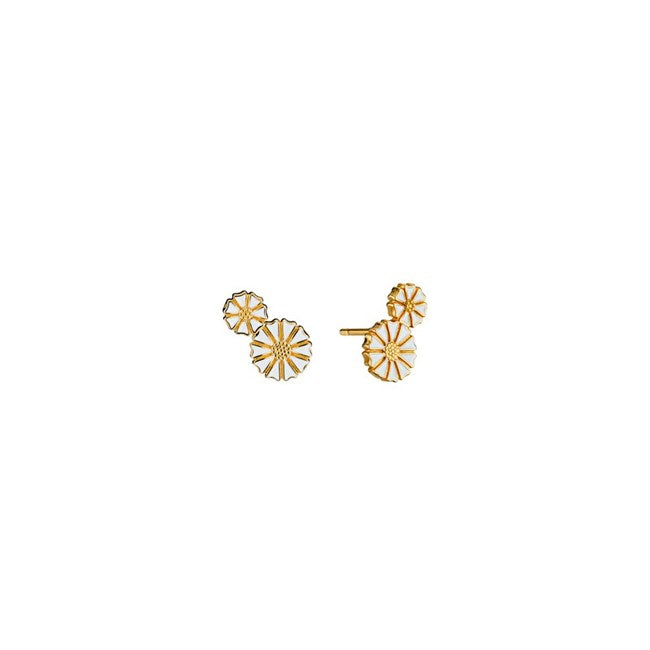 Marguerit ørestikker i 24 karat forgyldt sterlingsølv med hvid emalje fra Lund Copenhagen – duo blomster i to størrelser.