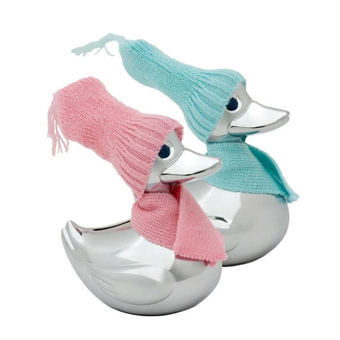 Nordahl Andersen NOA Kids forkromet and sparebøsse med strikket pink eller blå hue og tørklæde.