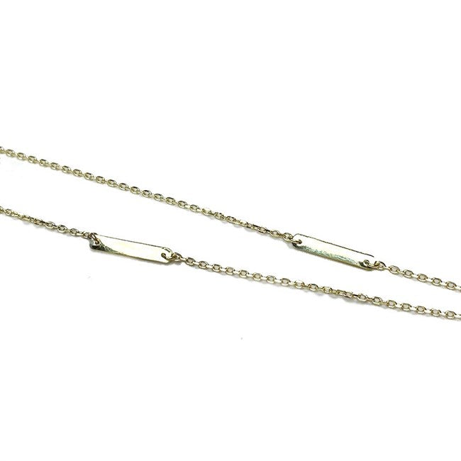 Ankelkæde i 8 kt guld 27 cm med tre spinkle plader fra Guld & Sølv Design.