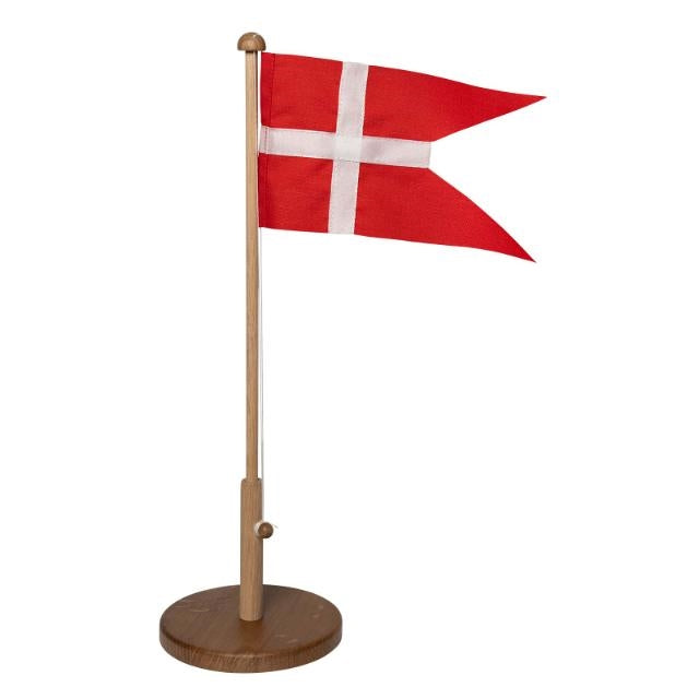Flagstang med Dannebrog i eg fra NOA Kids – Nordahl Andersen