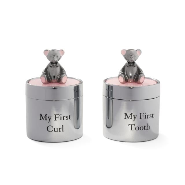 NOA Kids bamse-æsker fra Nordahl Andersen i forkromet stål med lyserøde detaljer – 2 opbevaringsæsker til første tand og hårlok.