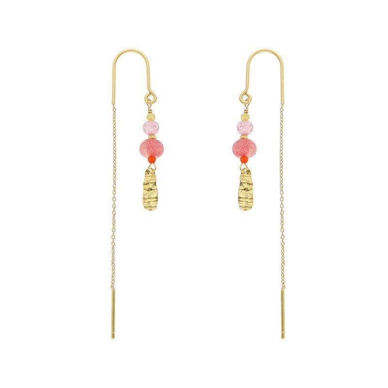 Alma Coral Love øreringe fra Nuni Copenhagen i forgyldt sølv med pink sten og perler, 8 cm.