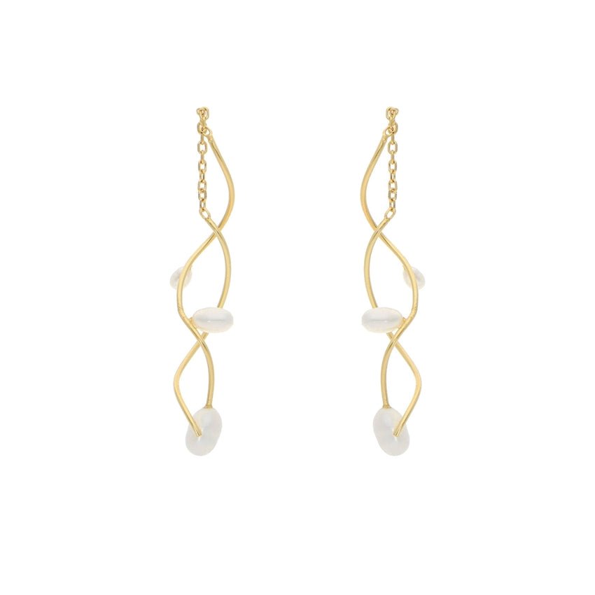 Angelina øreringe i forgyldt sølv med naturlige ferskvandsperler 4 cm fra Nuni Copenhagen.