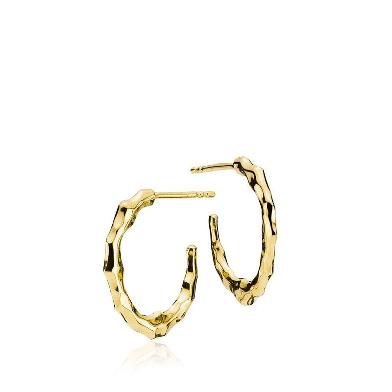 Emma creoler fra Izabel Camille i 18 karat forgyldt genbrugssølv med organisk form, Ø18 mm.