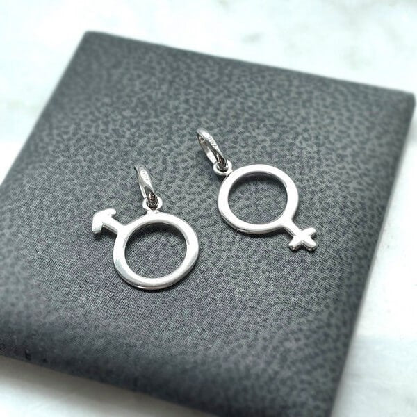 Siersbøl pigetegn vedhæng i rhodineret sølv 15 mm