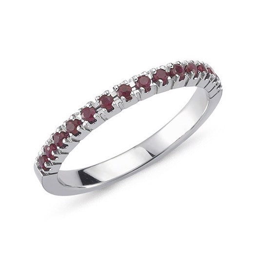 Nuran Perá ring i 14 kt hvidguld med 14 mørkerøde rubiner i klassisk design.