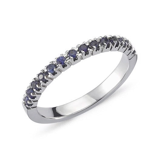 Perá ring i 14 kt hvidguld fra Nuran med 14 mørkeblå safirer – slank og elegant.