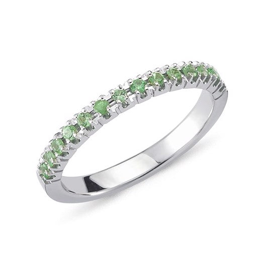 Perá ring i 14 kt hvidguld fra Nuran med 14 grønne zavoritter i smal række.
