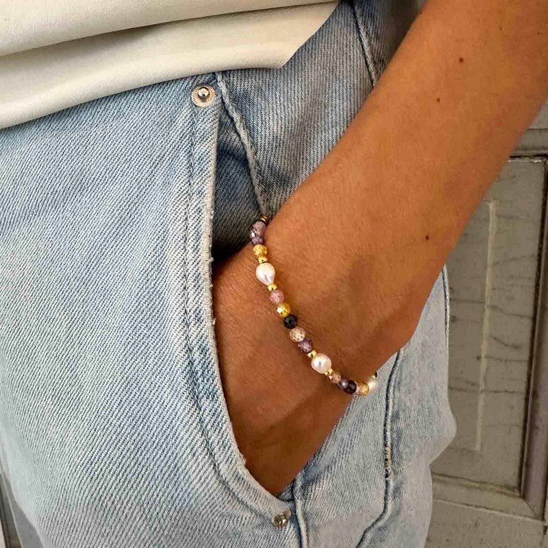 Gina armbånd i forgyldt sølv med glasperler, zirkonia og ferskvandsperler fra Nuni Copenhagen