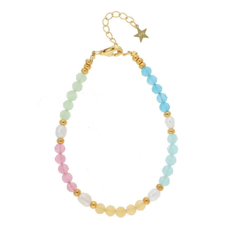 Gina armbånd i forgyldt sølv med flerfarvede glasperler og hvid ferskvandsperle 16–19 cm fra Nuni Copenhagen