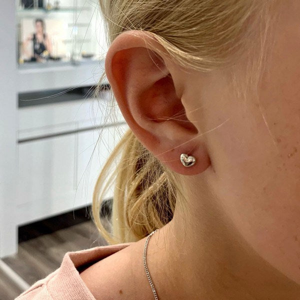 Noa Kids hjerte ørestikker i rhodineret sølv