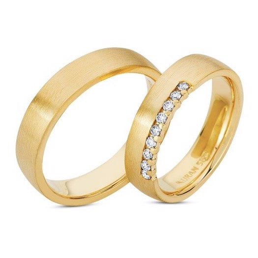Flotte Nuran vielsesringe i 14 karat guld med 9 x 0,01 ct klare diamanter – klassisk og tidløst design.