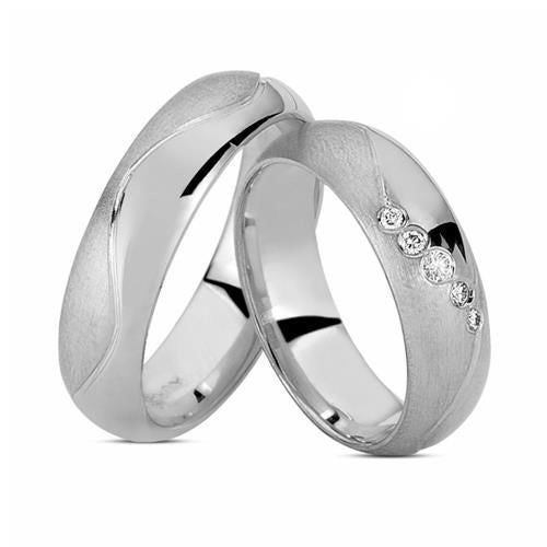 Unikke Nuran vielsesringe i 14 karat hvidguld med 0,09 ct diamanter – sæt med fem diamanter i varieret størrelse.
