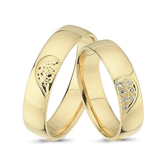 Unikke Nuran vielsesringe i 8 eller 14 karat guld med halv hjerte-motiv og 0,05 ct diamanter i pavé fra Smykkecenter.