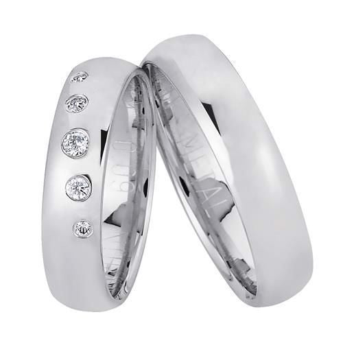 Smukke Nuran vielsesringe i 14 kt hvidguld med 0,09 ct diamanter fra Nuran – par af 5 mm brede, buede ringe med diamanter på dameringen.