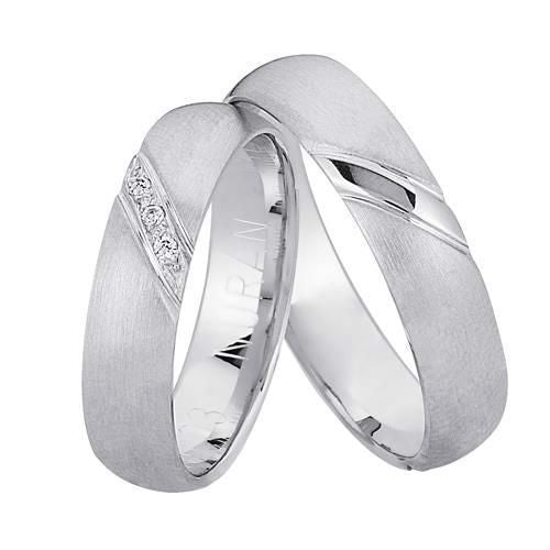 Nuran Smukke vielsesringe i 14 kt hvidguld med silkemat overflade og 0,03 ct diamanter på damering.