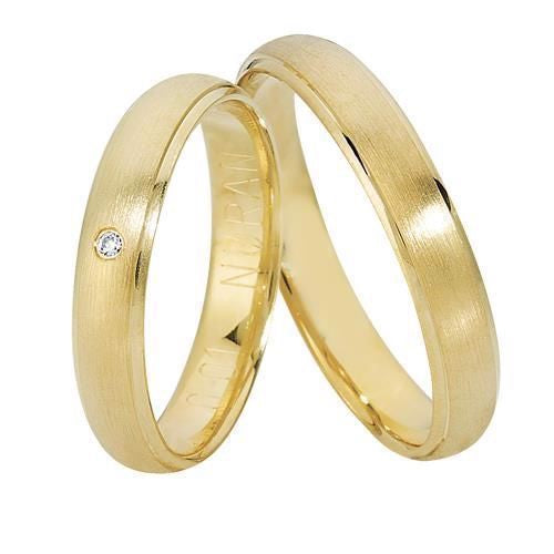 Eksklusive Nuran vielsesringe i 8 eller 14 karat guld med 0,01 ct diamant – 4 mm brede, klassisk design.