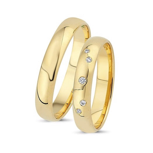 Luksuriøse Nuran vielsesringe i 14 karat guld med 0,05 ct diamanter – sæt med let buet profil og blank overflade.