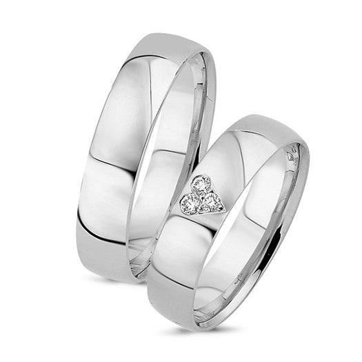 Klassiske Nuran vielsesringe i 14 kt hvidguld med 3 diamanter i hjerteform – sæt.