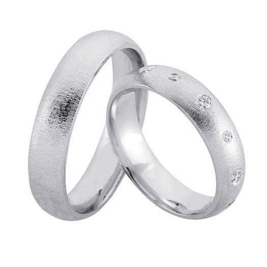 Tidløse Nuran vielsesringe i rhodineret sølv med rustikt design og 12 diamanter – sæt, 5 mm bredde.