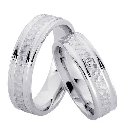 Stilfulde Nuran vielsesringe i rhodineret sølv med 0,03 ct diamant og banket design – 6 mm brede.